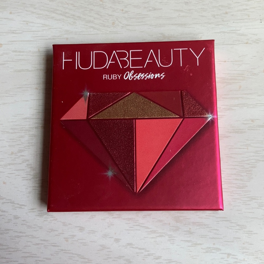 Huda Beauty Ruby Obsessions eyeshadow palette